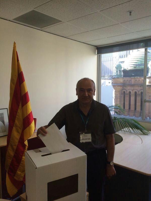 pilaraymara's tweet photo. Catalan Expats are already voting in Sidney #Araeslhora #9thN http://t.co/mh33iJktEd