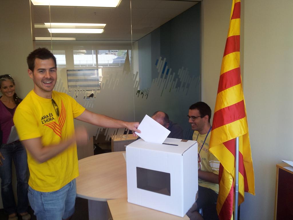 pilaraymara's tweet photo. Catalan Expats are already voting in Sidney #Araeslhora #9thN http://t.co/mh33iJktEd