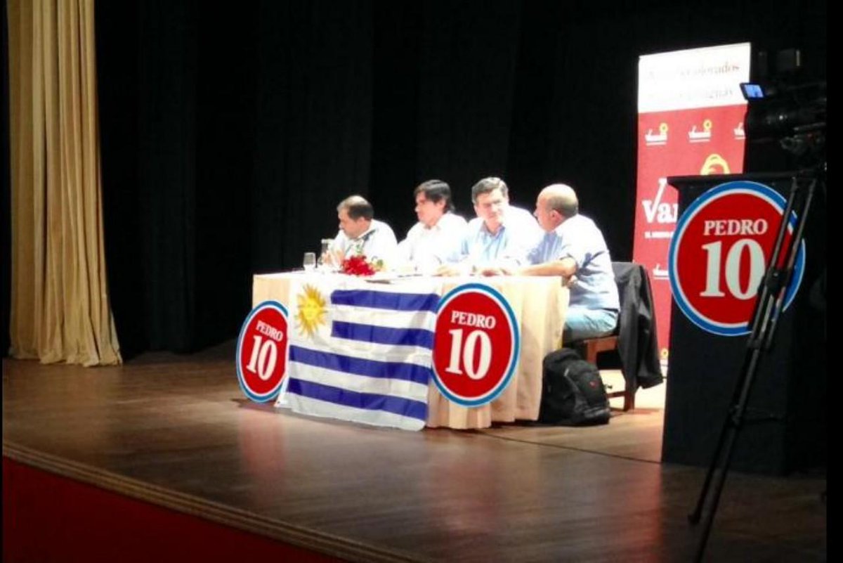 ObservadorUY's tweet photo. Asamblea de Vamos Uruguay arropa a Pedro Bordaberry tras las elecciones del 26 de octubre http://t.co/w7YdjxKLBt http://t.co/eIWu1ptvb5