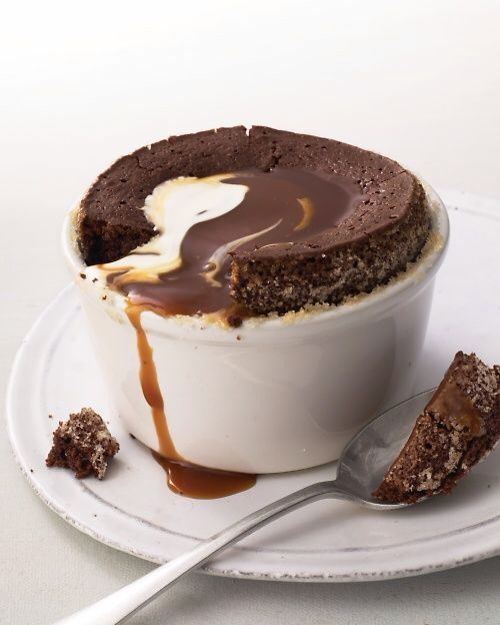 ChocolateIovers's tweet photo. Warm Chocolate Pudding Cakes with Caramel Sauce http://t.co/kODXGRaiX1