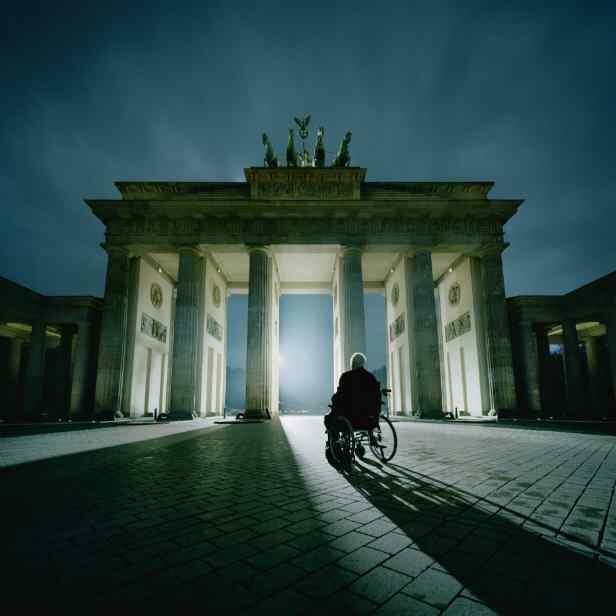 WouterMeijer_'s tweet photo. Een monument voor een monument, voor een monument. Hoe Bild deze foto van Helmut Kohl maakte: http://t.co/LXbcIhCEmQ http://t.co/AuBvNAS4R0