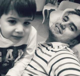Ceceliden's tweet photo. Baba oğulla hayırlı geceler #MCFC :))
#mustafaceceli #arınceceli http://t.co/3eh0LVHykv
