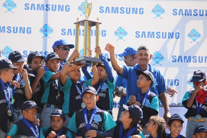 copasamsung's tweet photo. Nuestras estrellas del mañana con el trofeo del primer lugar nacional del Torneo Samsung 2014 #TorneoSamsung2014 #NIC http://t.co/Ds8cpNSJAP