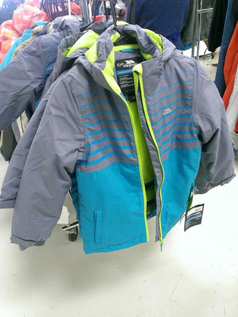 DustysSki's tweet photo. Still a lot of gear left.  And great deals.  #skiswap #Puyallupfair http://t.co/lk6n963K8t