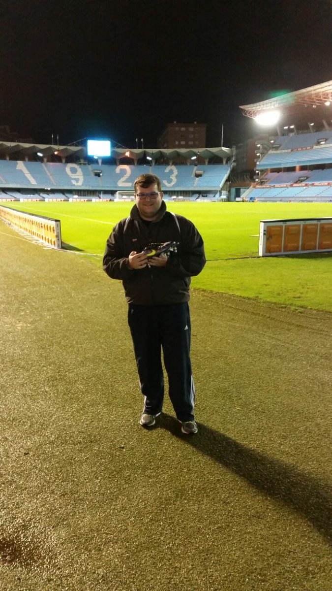 puerta1923's tweet photo. @CarlosMuinhos9 también recibió las botas, él eligió las de Orellana. Enhorabuena!! http://t.co/VXxyzASAi0