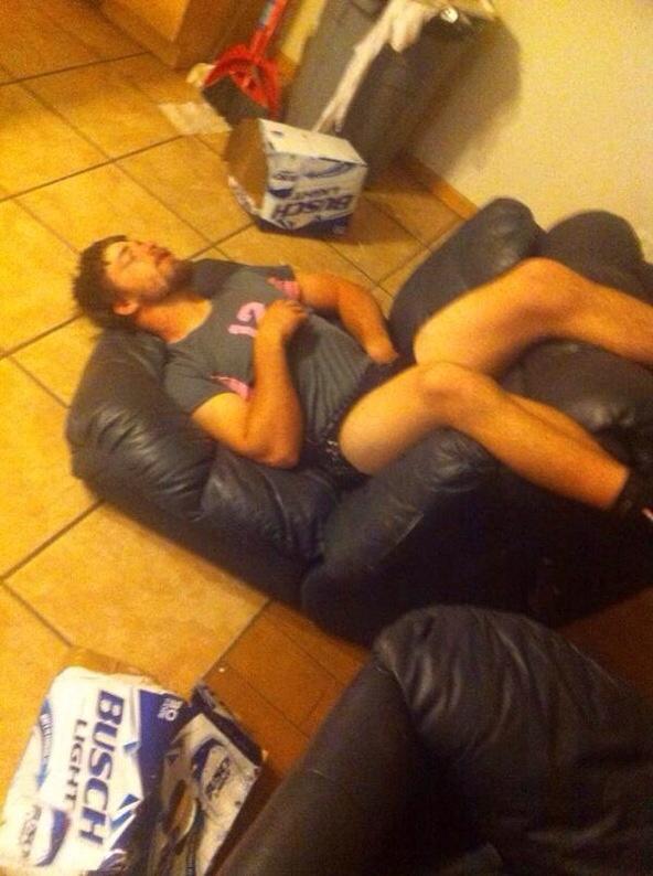 College_Passout's tweet photo. This is what happens when the chair you sit in is drunk too http://t.co/OaoveDuVu1