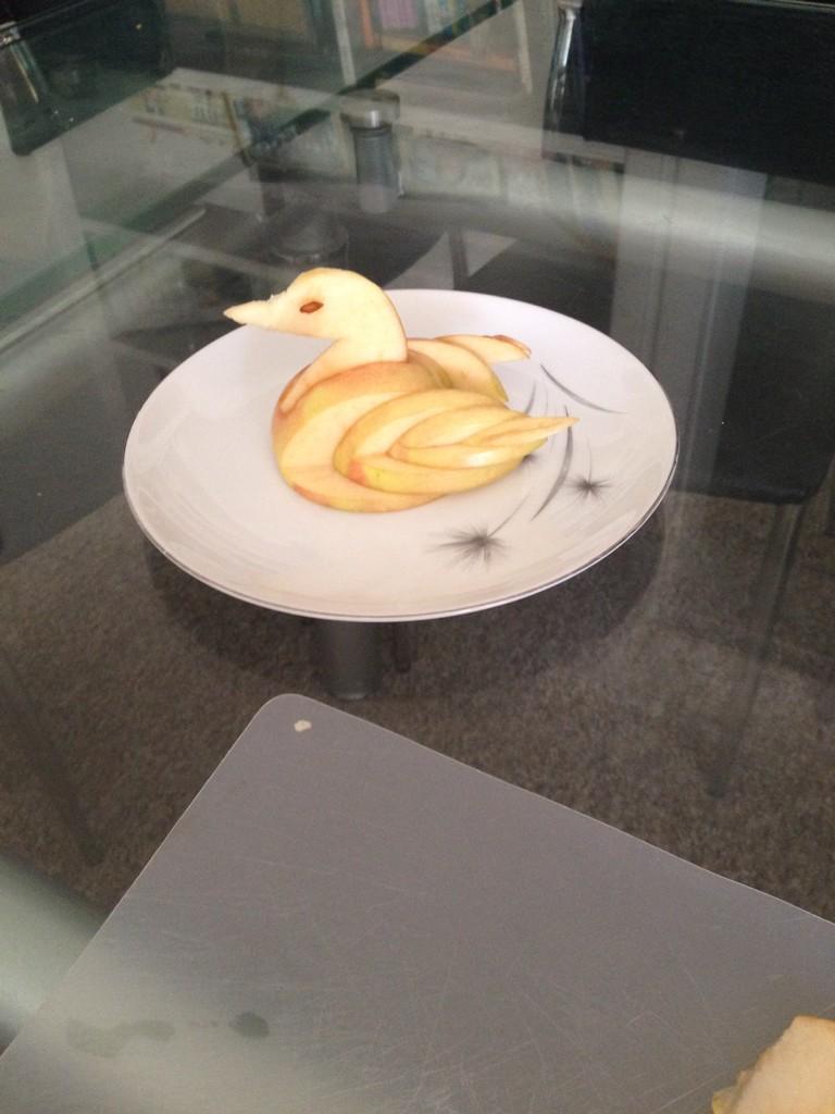 ibrahim_hikmat's tweet photo. My first attempt of Apple art. A swan! 😄 http://t.co/iFkDr1E3Ji