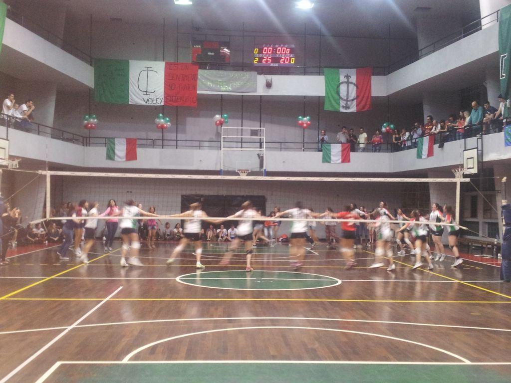 ItalianoVoley's tweet photo. Caballito es Verde, Blanco y Rojo. Club Italiano. Voley Masc. en play off. Voley Fem. cerquita de Div de Honor. http://t.co/Q0IMGQgCX8