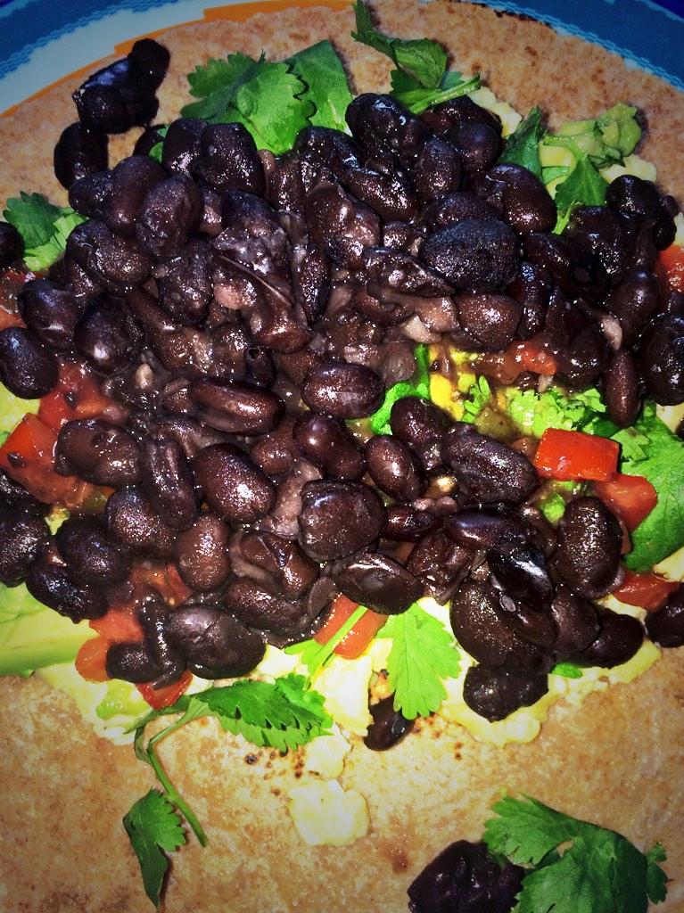 maggiebilger651's tweet photo. All organic black beans, avocado, cilantro, eggs and tomatoes in a whole wheat tortilla. #organic #foodlive http://t.co/5hOHdJwmTJ