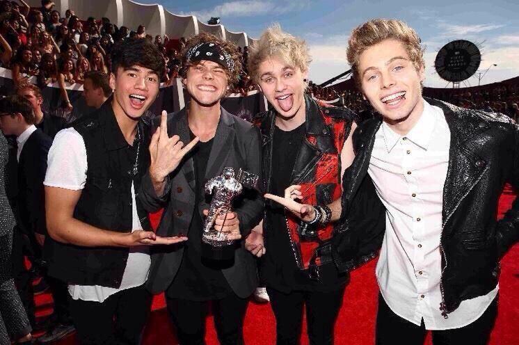 alexparker05's tweet photo. Everyone should #vote5sos xD http://t.co/X5w8eqhsiX
