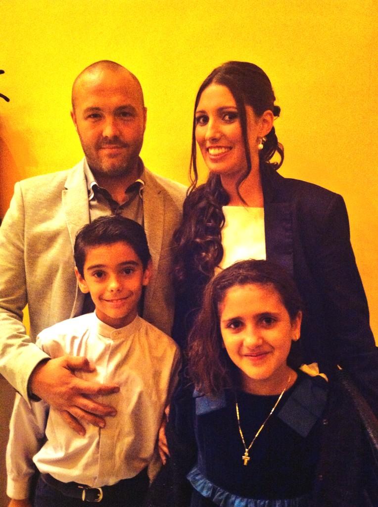 FallaMestreLope's tweet photo. Nuestros representantes 2015 esperan el inicio de su #proclamación! Pistoletazo definitivo hacia las #Fallas2015 ! http://t.co/xEuHKALQV0