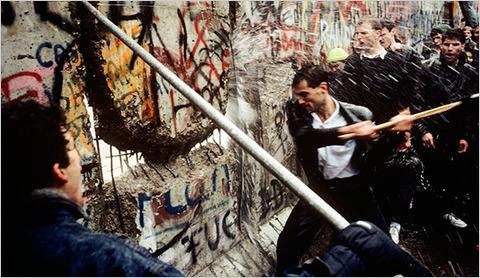 Suanzes's tweet photo. Cuando piensen en 1989 recuerden, porque es importante, que el Muro de Berlín no cayó, fue derribado http://t.co/LiQrtnB7fM
