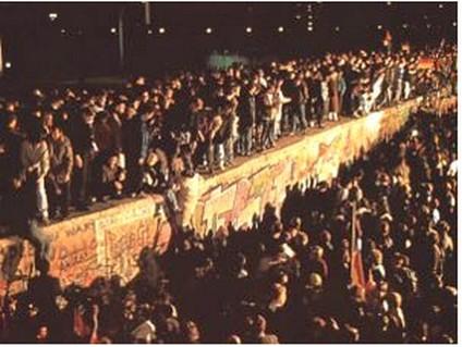 Suanzes's tweet photo. Cuando piensen en 1989 recuerden, porque es importante, que el Muro de Berlín no cayó, fue derribado http://t.co/LiQrtnB7fM