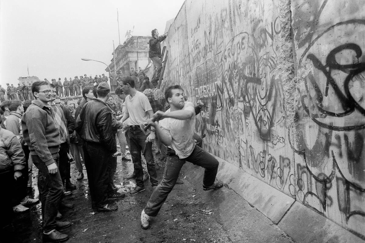 Suanzes's tweet photo. Cuando piensen en 1989 recuerden, porque es importante, que el Muro de Berlín no cayó, fue derribado http://t.co/LiQrtnB7fM