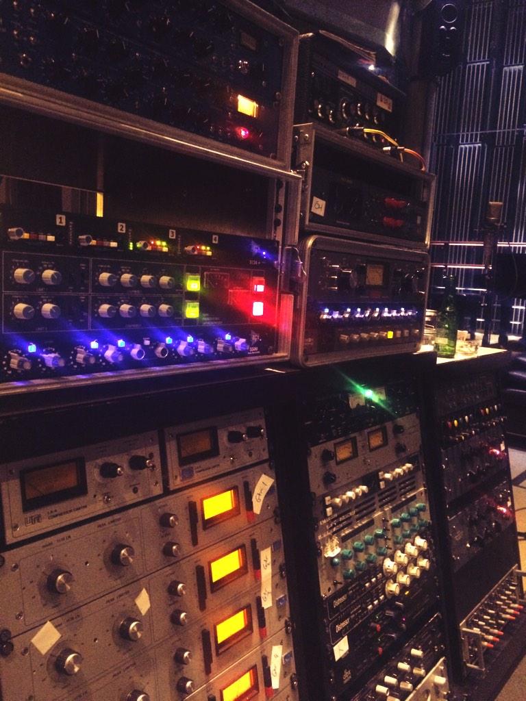 paperbwoyUK's tweet photo. 😍 RT @RealWorldStudio: So many toys in the big room! http://t.co/yXwOvAqtZn