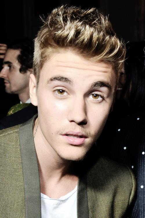 palebiebs's tweet photo. he doesn't even need to try #EMABiggestFansJustinBieber http://t.co/1EYwgVSfx9