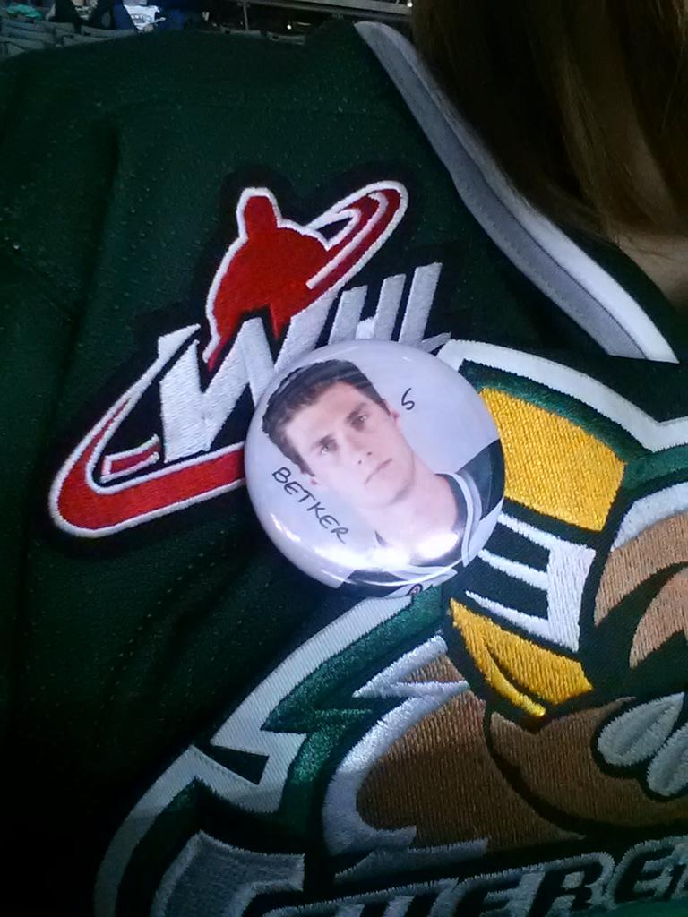 kolourmekari's tweet photo. Rockin my new Betker pin! #gotips #justafanthing #notcreepy @WHLsilvertips @Betker5 http://t.co/srNKaXmMCI