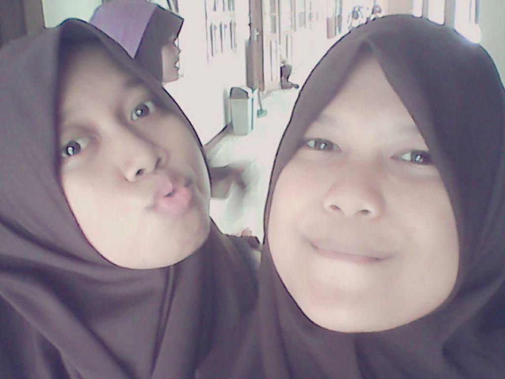eka271199's tweet photo. with zahramen :D:*({}) http://t.co/9bxtv9hQf3