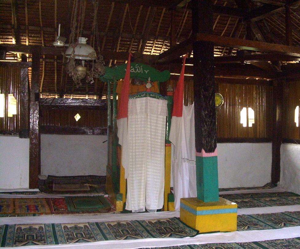 RatnaSpaet's tweet photo. Masjid 100 th lbh, tanpa paku, Ambon. Bendera MerahPutih di mimbar  itu slalu ada di bbrp majid y sy datangi di Ambon http://t.co/IcDiEsvYAX