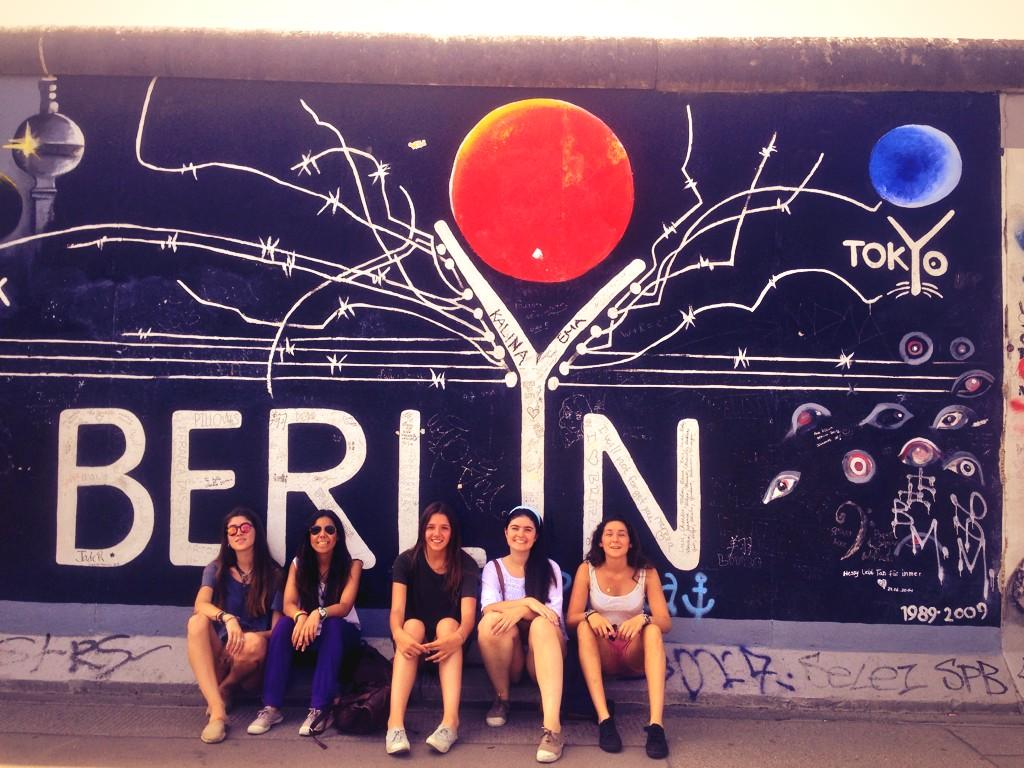 CrisDeza's tweet photo. Hoy se cumplen 25 años de la caida del muro de berlin🇩🇪 #remember #MuroBerlino25 #BerlinWall🎨 take us🔙🙏 #interra14 http://t.co/DhxJ7ngmAB