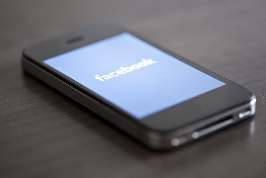 Forbes's tweet image. Facebook had 864 million daily active users in September: onforb.es/1tAI4ua
