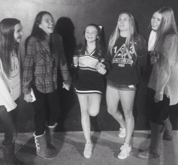 laurenatkinns's tweet image. Last night with these girls♡ #gettingthegangbacktogether