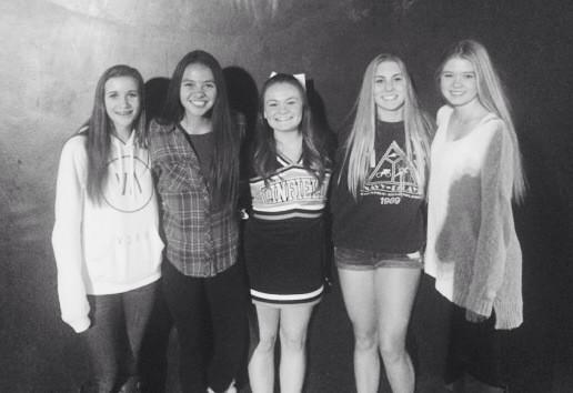 laurenatkinns's tweet image. Last night with these girls♡ #gettingthegangbacktogether