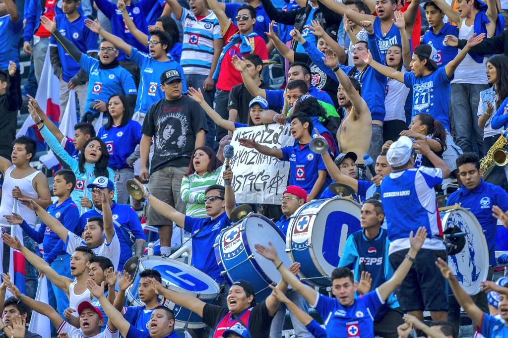 Migue_luk's tweet photo. Con el grito #Ayotzinapa la barra #SangreAzul apoya a los normalistas @record_mexico http://t.co/uf9Gy3xQEK