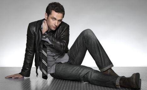 I wanna wish a happy 40th birthday 2 Matthew Rhys I hope he has a fun day with his family & friends 