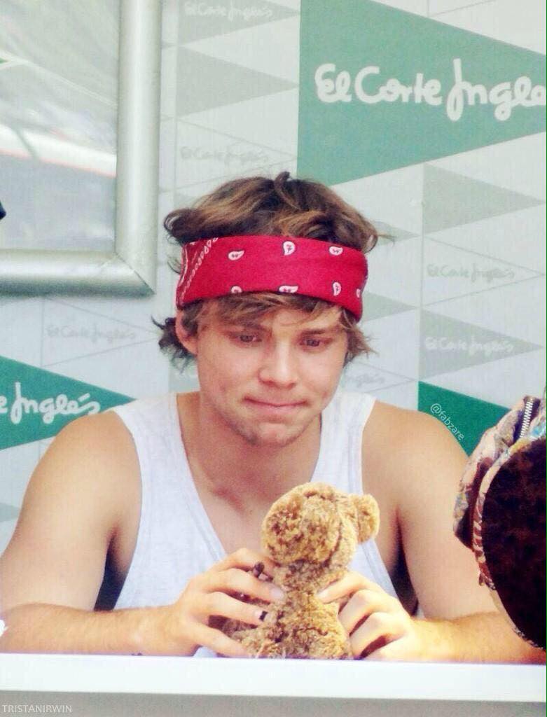lolitahttps's tweet photo. RT OR U ARE NEVER GOING TO MEET THEM! JESUS SAW YOU OPENING THIS! DO IT #vote5sos http://t.co/HHzW4OcqpO