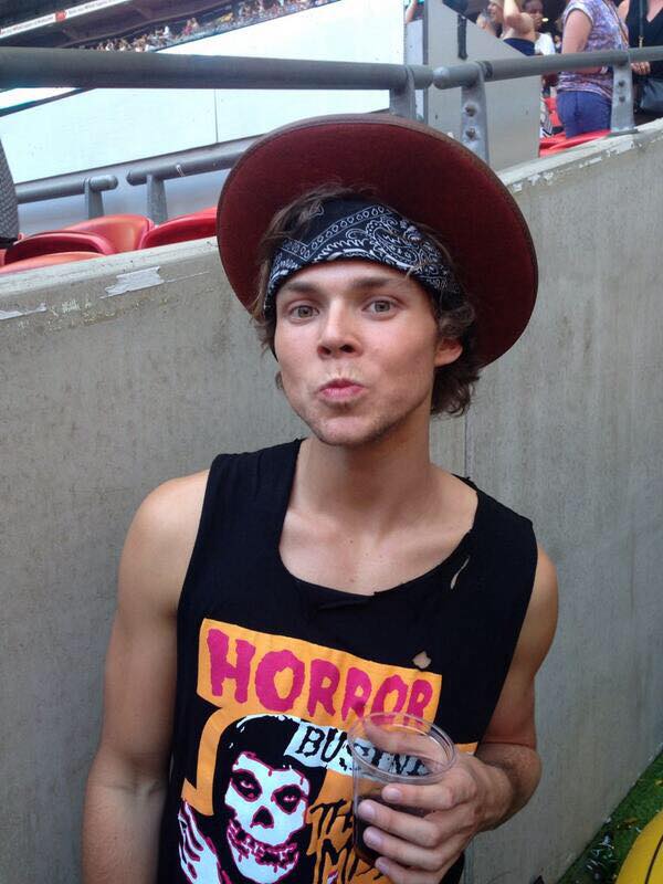 lolitahttps's tweet photo. RT OR U ARE NEVER GOING TO MEET THEM! JESUS SAW YOU OPENING THIS! DO IT #vote5sos http://t.co/2dGkHVX1JV