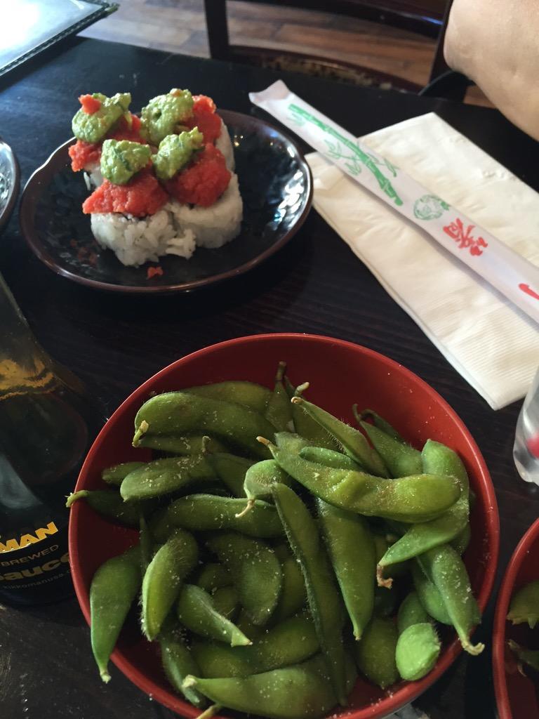 Carolina_Eliza2's tweet photo. Everybody knows edamame is an essential thing for a sushi seating @SushiStop @PopUpNewsroom #foodlive #popupnewsroom http://t.co/wlPGbOXnnY