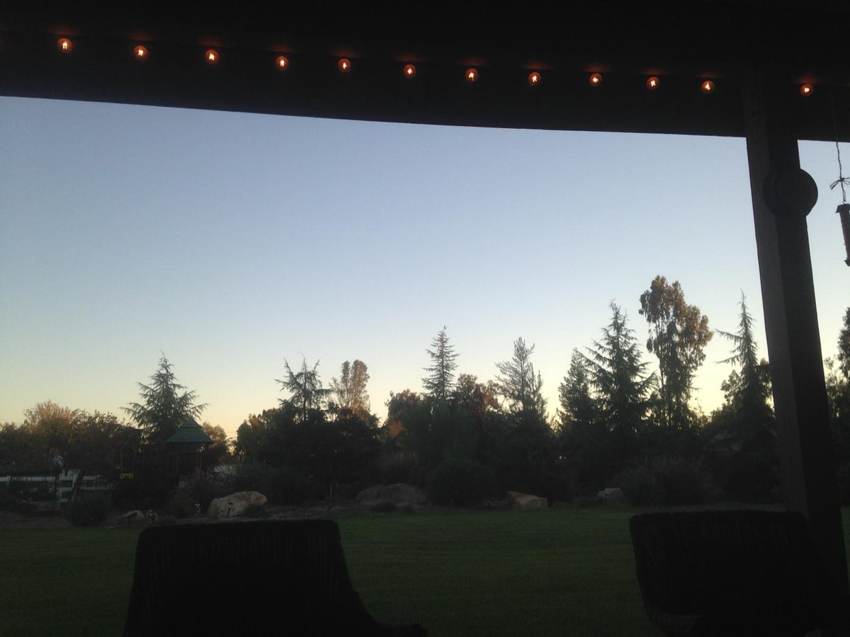 melloh411's tweet photo. Party lights,Yeti tumbler,mirandarita, 80 degrees on a November afternoon  listening to @blakeshelton  life is good http://t.co/JLN1CNIXqx