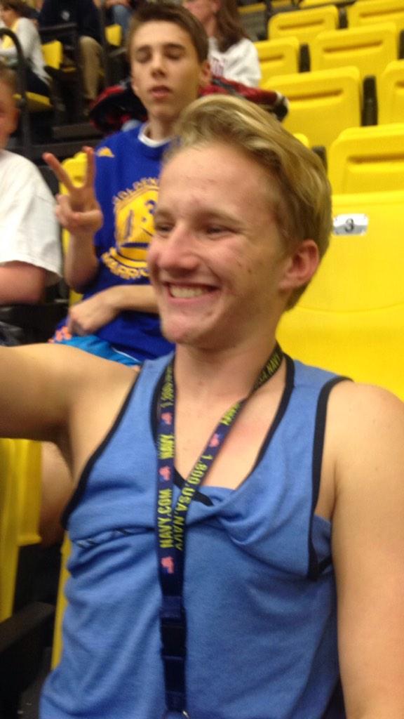 curly__jake's tweet photo. If this gets 100 RT @skynutzz13 the eligible bachelor will kiss one of these cheerleaders. RETWEET!!!! http://t.co/n5ucOtxJ6B