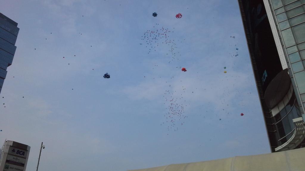 NSBCamp's tweet photo. Horeee balon-balon ini menemani #socamp #socent #nsbc2014 kita ☺ http://t.co/kFEK66Y4NW