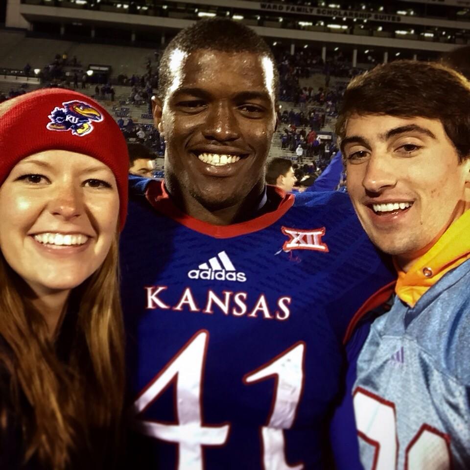 sarahraper17's tweet photo. WE ARE FAMOUS. Well Tony is... #rushdafield #RIPgoalpost #bestgamever #RockChalk http://t.co/2Imn5iKfhE