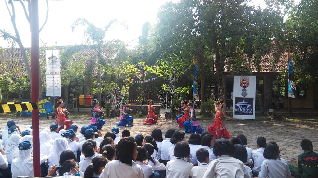 Passmansa_204's tweet photo. Penampilan pembukaan dari ekskul sakas divisi tari \m/ http://t.co/WUf2S6XER2
