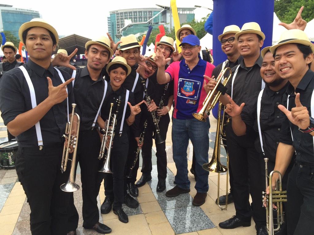 zeekay15's tweet photo. I LIKE RT @HishammuddinH2O: Peace! Comms:H2O d Perasmian Karnival @genexter & beri sokongan generasi Y! #GeNexter http://t.co/IyxshsxUff"