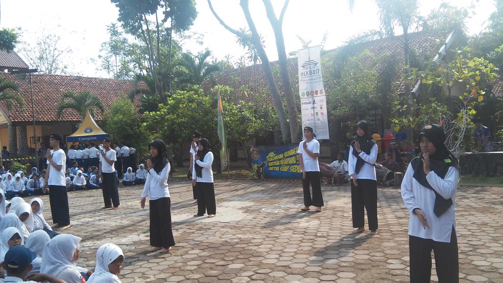 Passmansa_204's tweet photo. Penampilan ekskul pencak silat SMAN 1 Subang👍 http://t.co/ObGR4HAnkR