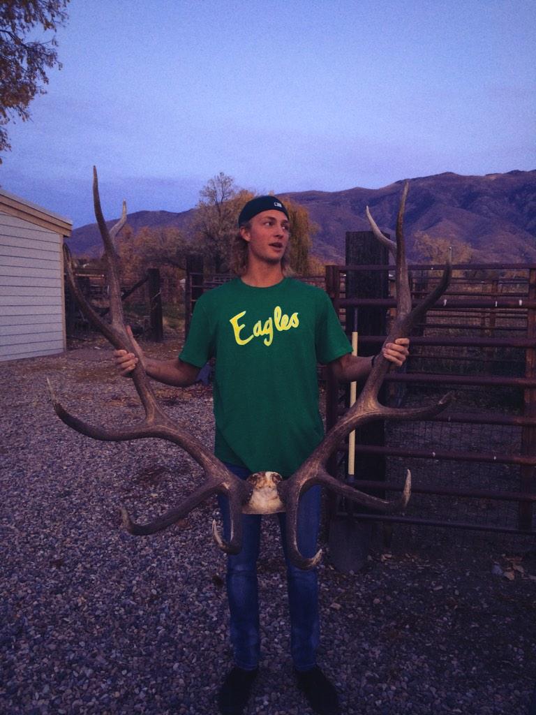 ZEIDLER_RIGG's tweet photo. My neighbors daughter just shot this big ole boy😍😛 #ElkFever http://t.co/NvBVgHsepy