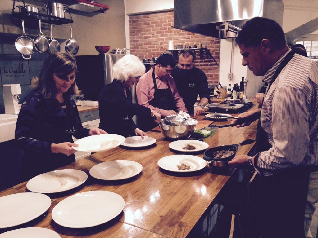 GuildeCulinaire's tweet photo. Ce soir @ChefGarnierJ ravi les papilles du groupe privé et #ChefBenoit nous apprend à faire des #PâtesFraîches http://t.co/68LQY7Bkrw