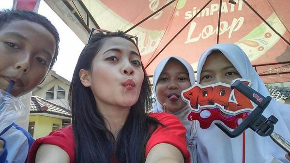 ShfBYP's tweet photo. Asikkk thanks loop kepo kasih tongsis gratiss @LOOP_ID #LoopKepoYK #LGmobile http://t.co/cW2HQt7tLN