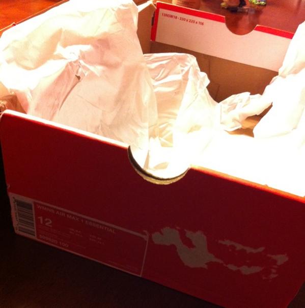 MIAMISOLEFETISH's tweet photo. @ssmcjaimito93 yes; box was shipped to me in bag, but og everything. http://t.co/3yyglvRnLu