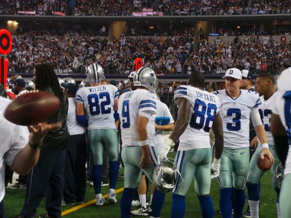 dallascowboys's tweet photo. Romo back on the sideline #WASvsDAL http://t.co/eGHfrs9Stt
