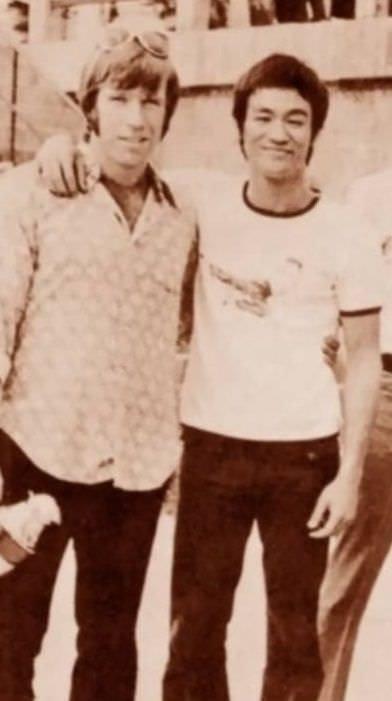 WATNCelebrity's tweet photo. What an iconic image, Chuck Norris and Bruce Lee. Two men that could take down an army! http://t.co/2RzU3r6QD9