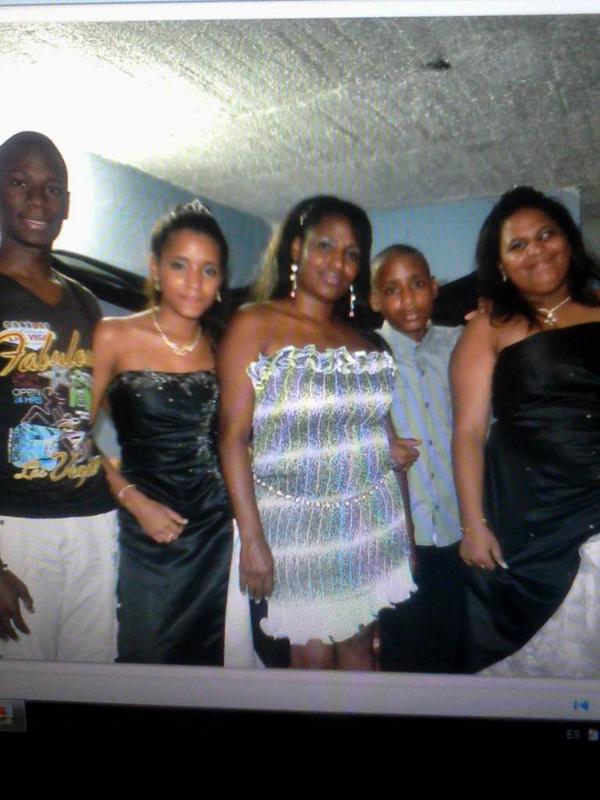 tatimurillo18's tweet photo. Yo con mi familia en mis quince los amo http://t.co/TnhK3ixkYb