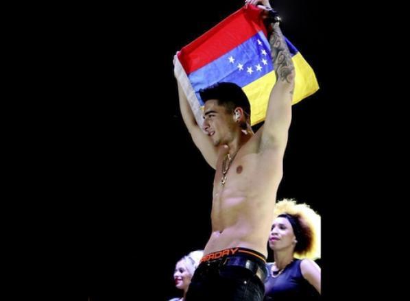 Milex13's tweet photo. "@Watcher_Ven: Por levantar Bandera d Venezuela al revés en Valencia, Diosdado abre investigación a cantante Maluma http://t.co/OxK1USRr0U"
