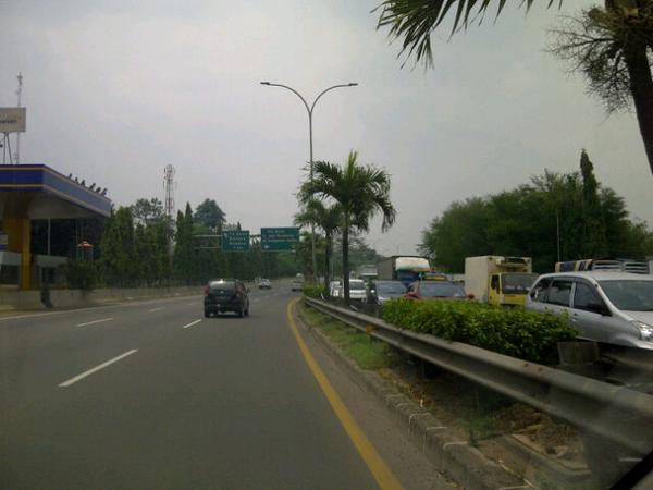 TMCPoldaMetro's tweet photo. 12:01 Tol Pondok Indah arah ke Bintaro lalin lancar, arah sebaliknya padat merayap. http://t.co/zCdHPsLIXa @limwenie