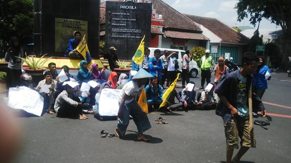 Syaiful_Anwar94's tweet photo. Teatrikal sahabat PMII Lumajang, kegiatan unt sumpah pemuda.
#SumpahPemuda
@INDONESIAinLOVE http://t.co/iTghuKMsAt