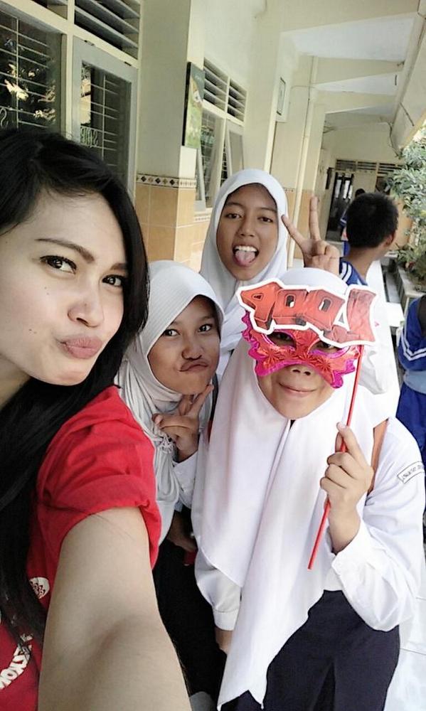 ShfBYP's tweet photo. Lagee foto bareng LOOP nihh:D @LOOP_ID #LoopKepoYK #LGmobile http://t.co/RtcUROjG4b